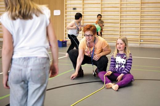 “Chơi là hoạt động rất quan trọng trong độ tuổi này”, dẫn lời cô giáo Maija Rintola. Trẻ em Phần Lan giành ít thời gian để học và chơi nhiều hơn so với trẻ em Mỹ.